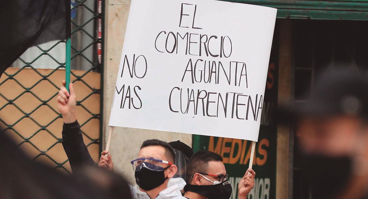 Comerciantes rechazan la decisión de Claudia López. Foto: EFE
