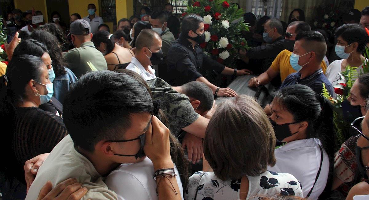 Familiares y personas se lamentan sobre el féretro de una de las víctimas de la masacre. Foto: EFE