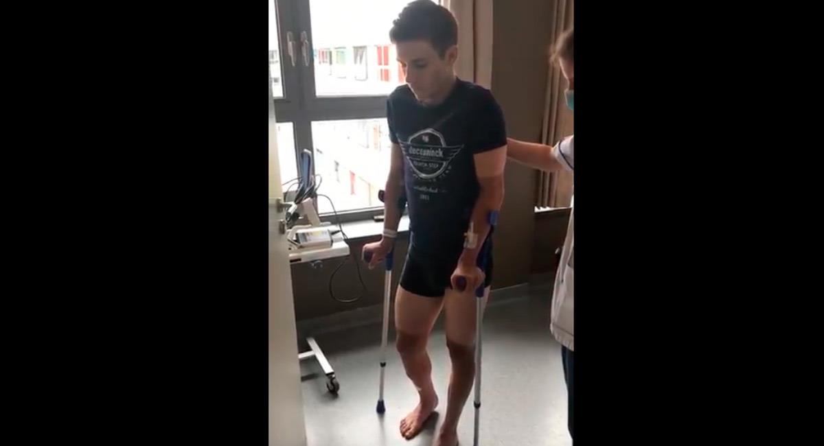 Remco Evenepoel caminando luego de su fractura de pelvis. Foto: Twitter Reproducción video @deceuninck_qst