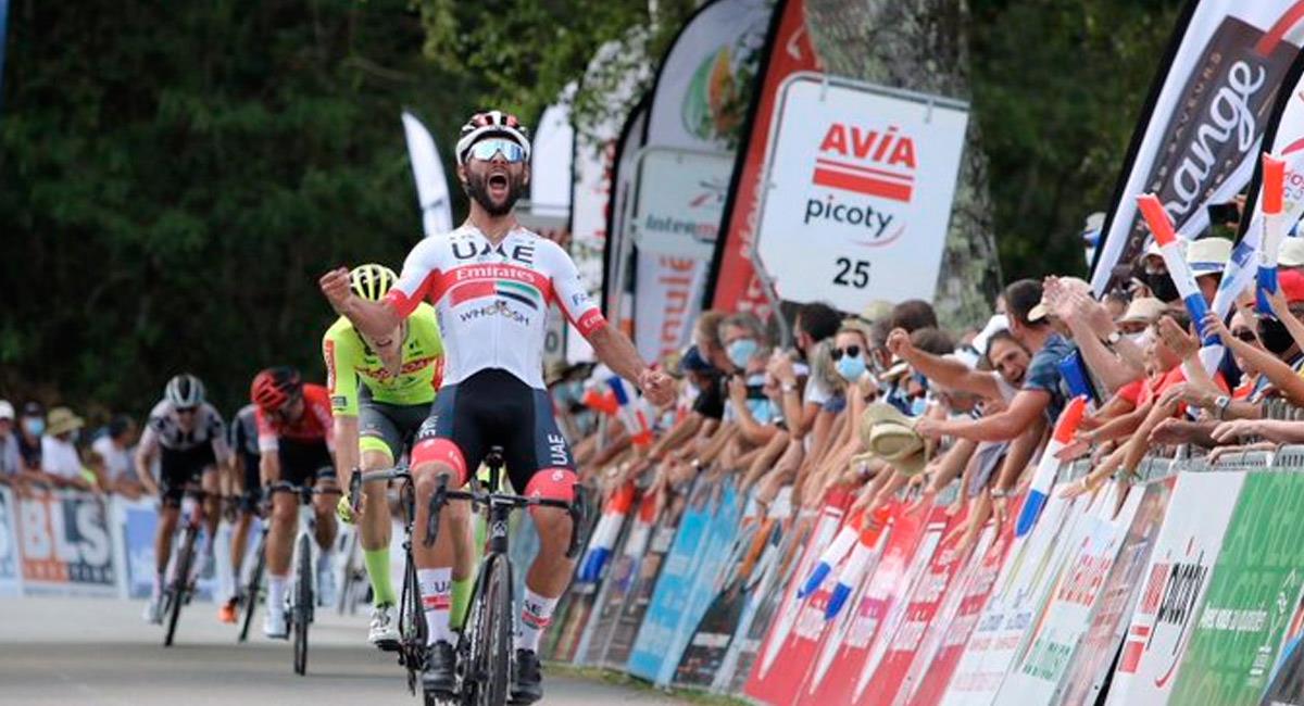 Fernando Gaviria celebrando su victoria en la segunda etapa. Foto: Twitter @tourdulimousin / Zoe Soullard