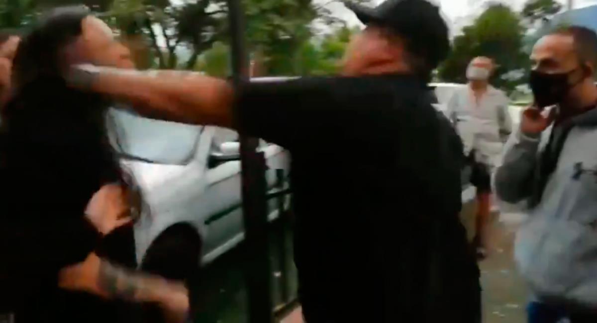 El hombre golpeó a dos mujeres en el rostro. Foto: Twitter Captura de video @Mujerastrillo