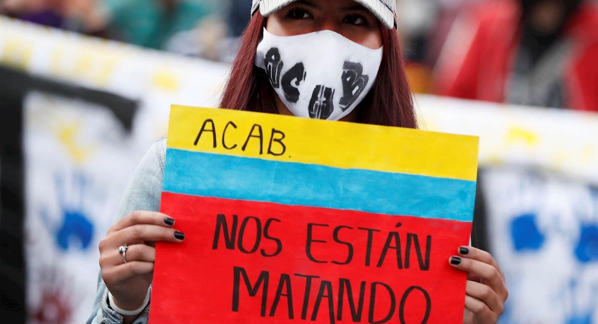Jóvenes protestan por las masacres de las últimas semanas en Colombia. Foto: EFE