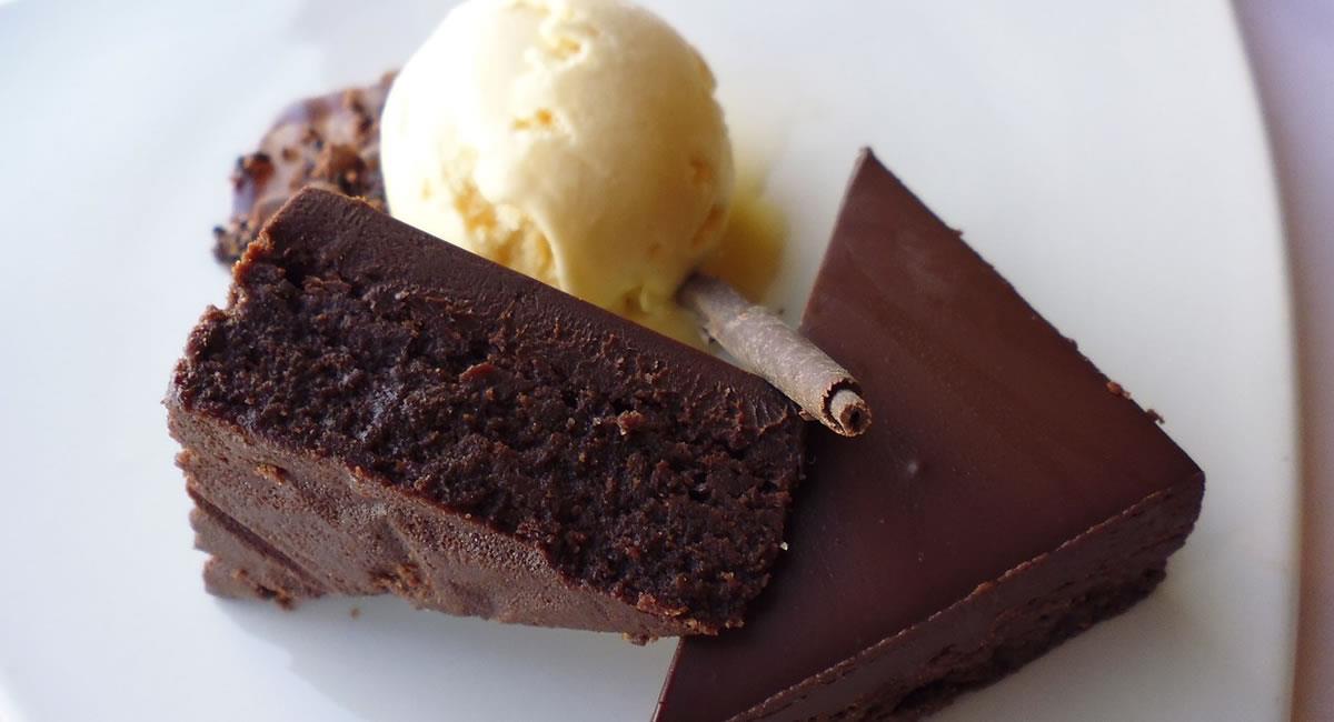 Acompaña tus 'brownies' con helado de vainilla ó con leche tibia. Foto: Pixabay
