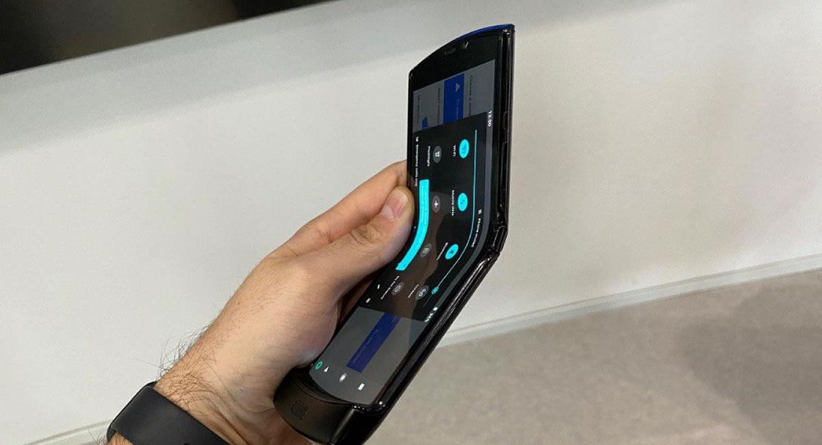 El 'smartphone' plegable Motorola 'Razr' vendrá con tecnología 5G. Foto: Twitter @Xatakamovil