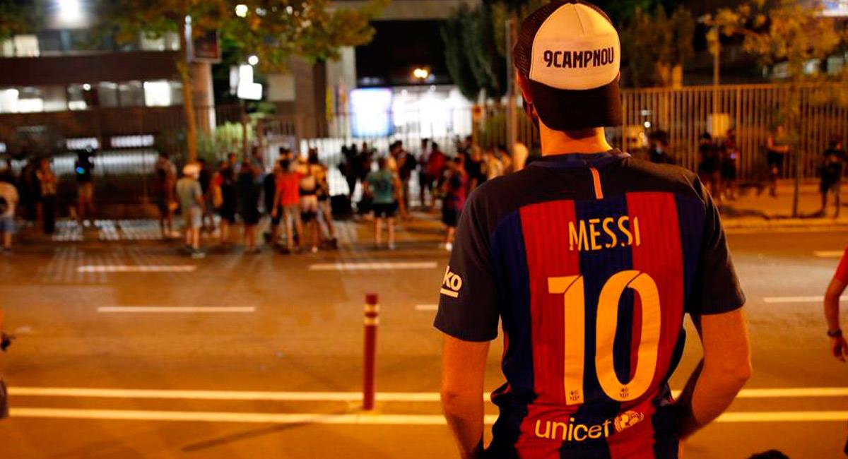 Hinchas de Barcelona ruegan para que Lionel Messi se quede en el equipo. Foto: EFE