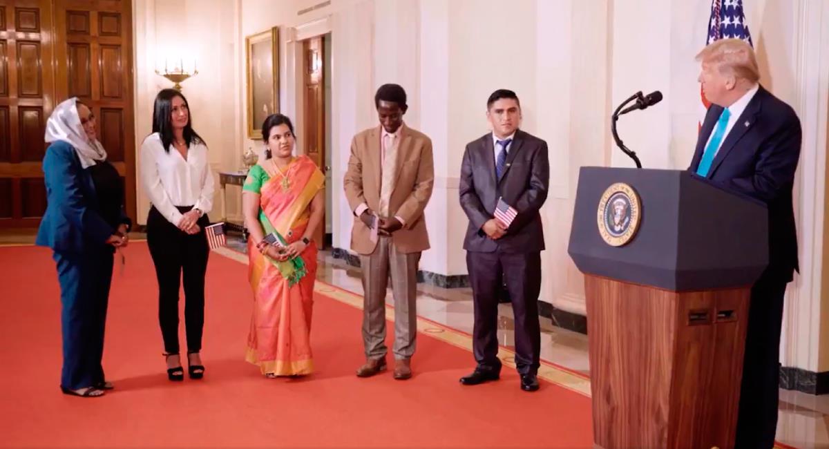 El mandatario felicitó uno a uno a los nuevos ciudadanos. Foto: Twitter Captura de video @realDonaldTrump
