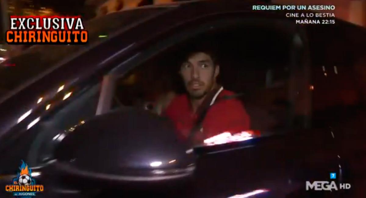 Luis Suárez saliendo del restaurante donde se encontraba con Messi. Foto: Twitter Reproducción video twitter @elchiringuitotv