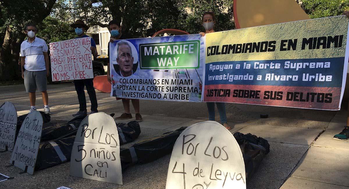 Un grupo de colombianos participa en una manifestación en contra del expresidente Álvaro Uribe en Miami. Foto: EFE