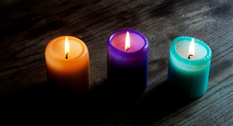 ¿Cuál es el color de las velas que corresponde a cada arcángel?