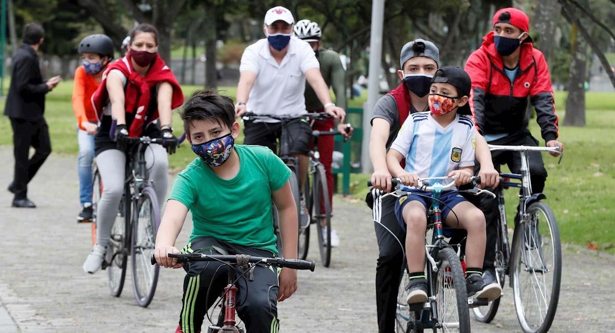 Niños y adultos disfrutan del deporte mientras que se protegen del coronavirus. Foto: EFE