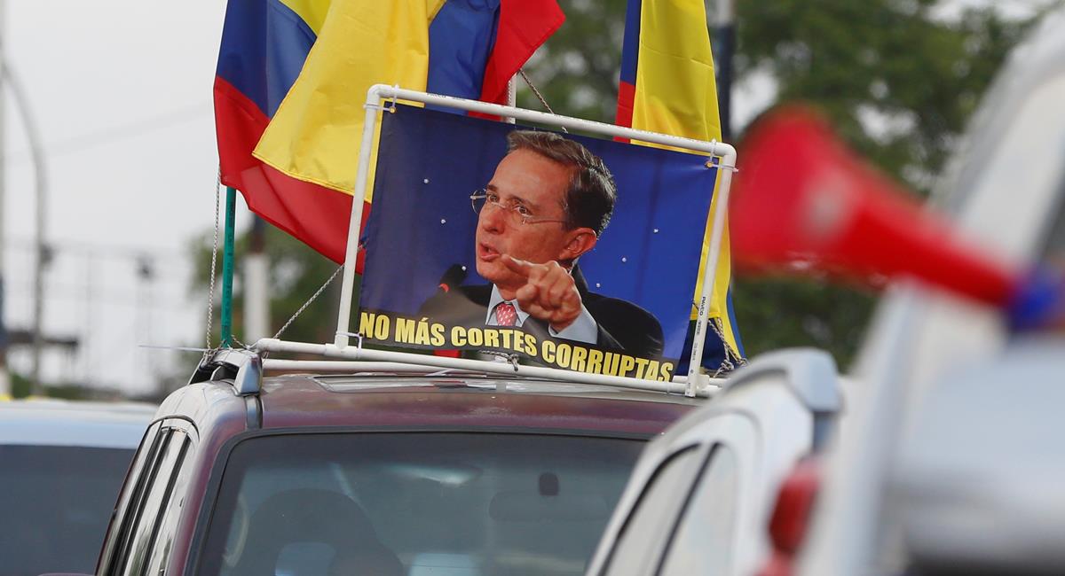 Ciudadanos protestan por la detención domiciliaria de Álvaro Uribe. Foto: EFE