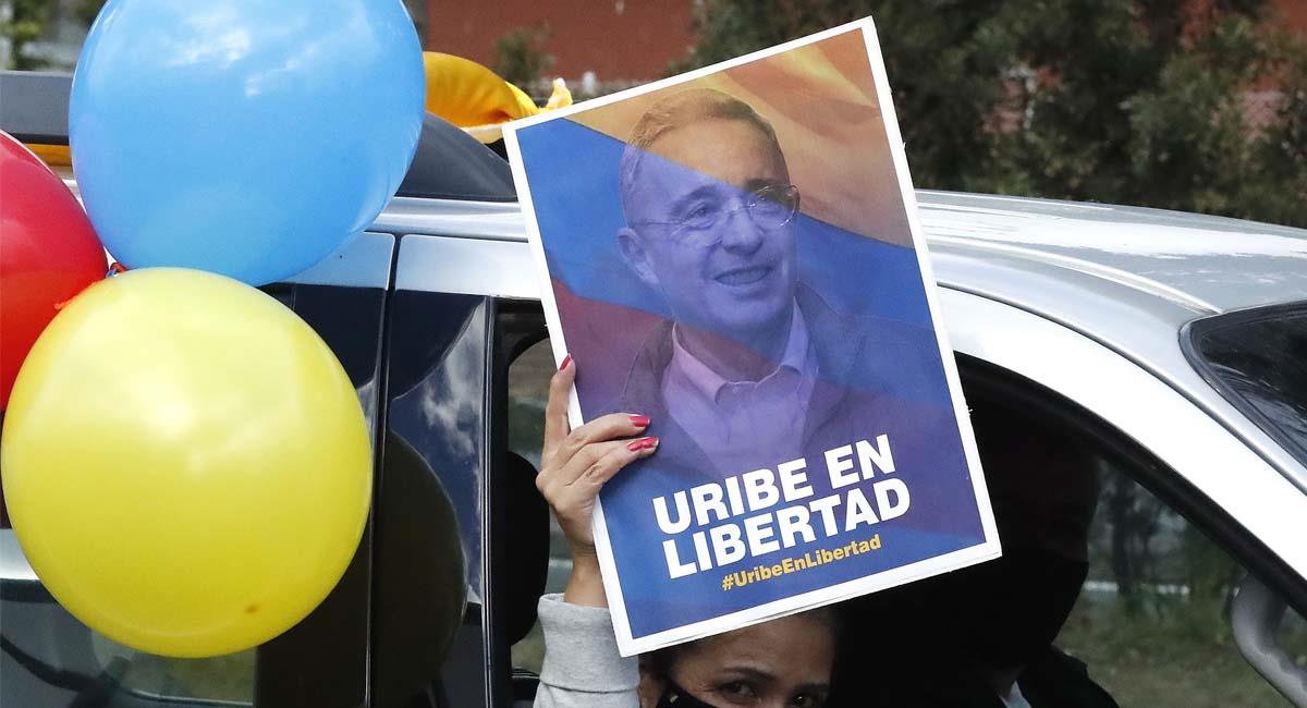 Protestas en Bogotá de ciudadanos que pedían la liberación de Uribe. Foto: EFE