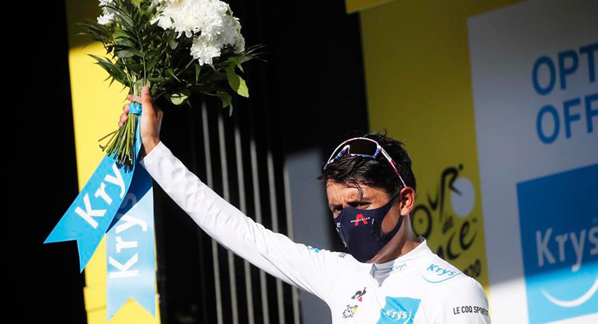 Egan Bernal con la camiseta blanca de líder de los jóveves del Tour de Francia. Foto: EFE