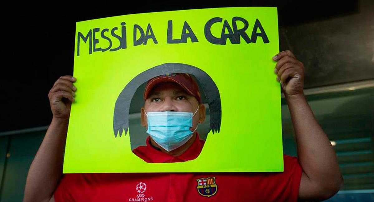 Hinchas de Barcelona le pidieron a Lionel Messi dar la cara. Foto: EFE
