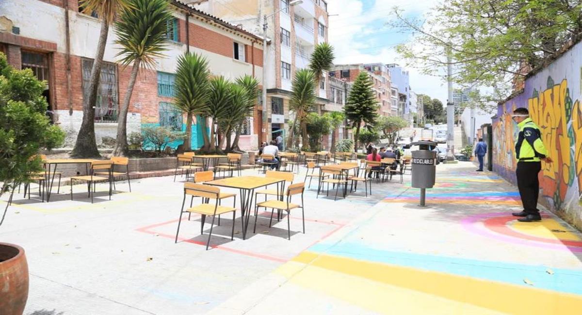 En medio de estrictos protocolos volverán a funcionar los restaurantes con comensales pero a cielo abierto. Foto: Facebook Alcaldía de Bogotá