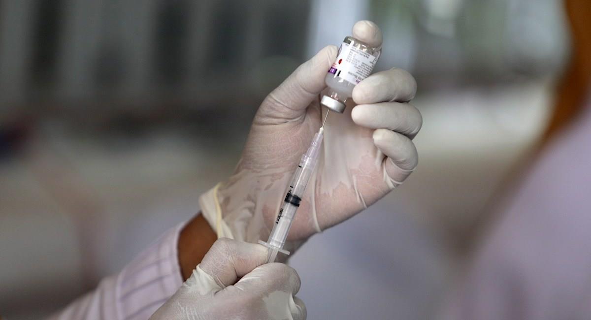 Se espera que la vacuna se pueda distribuir a nivel mundial a mediados de 2021. Foto: EFE