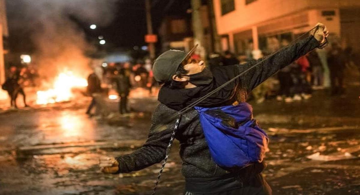 Los enfrentamientos entre manifestantes y policía continúan en la noche del jueves en Bogotá. Foto: Facebook Sucesos EC