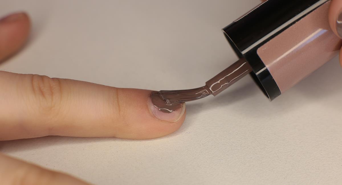 Increíbles trucos para no manchar tus dedos al pintarte las uñas. Foto: Shutterstock