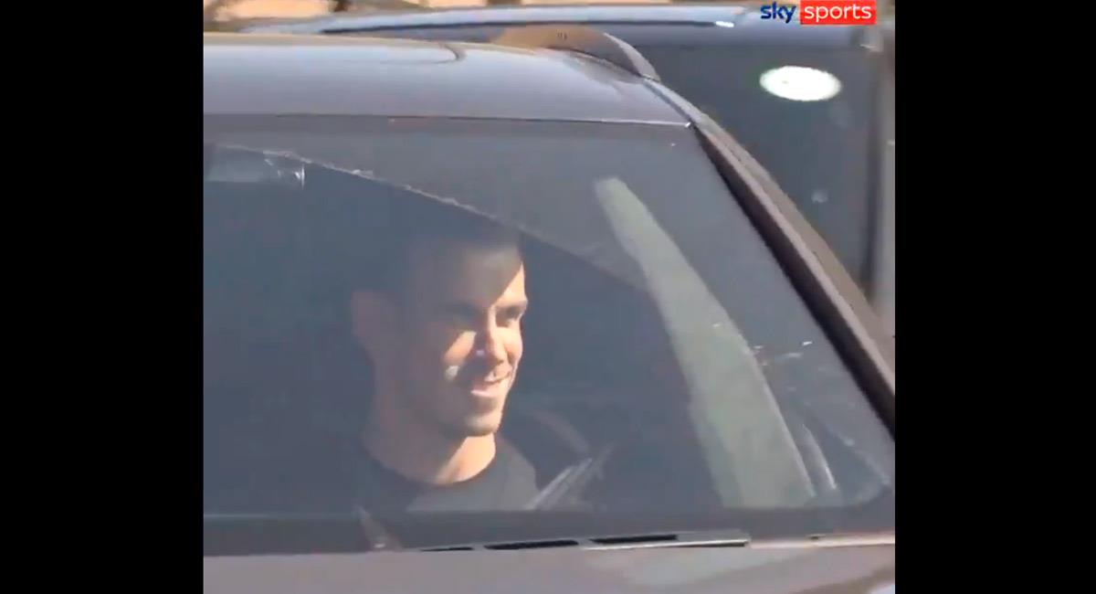 Gareth Bale es grabado en su llegada a la ciudad deportiva de Tottenham. Foto: Twitter Reproducción video Sky Sports