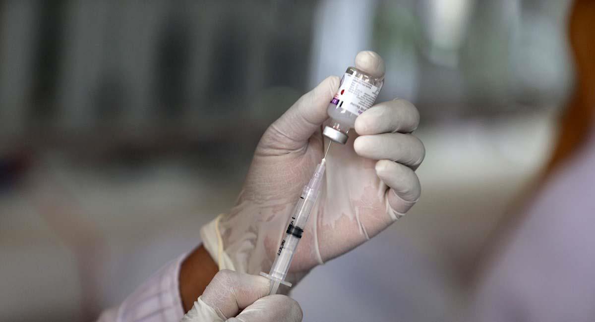 Según la OMS, la vacuna contra la COVID19 podría ser distribuida en masa en junio de 2021. Foto: EFE