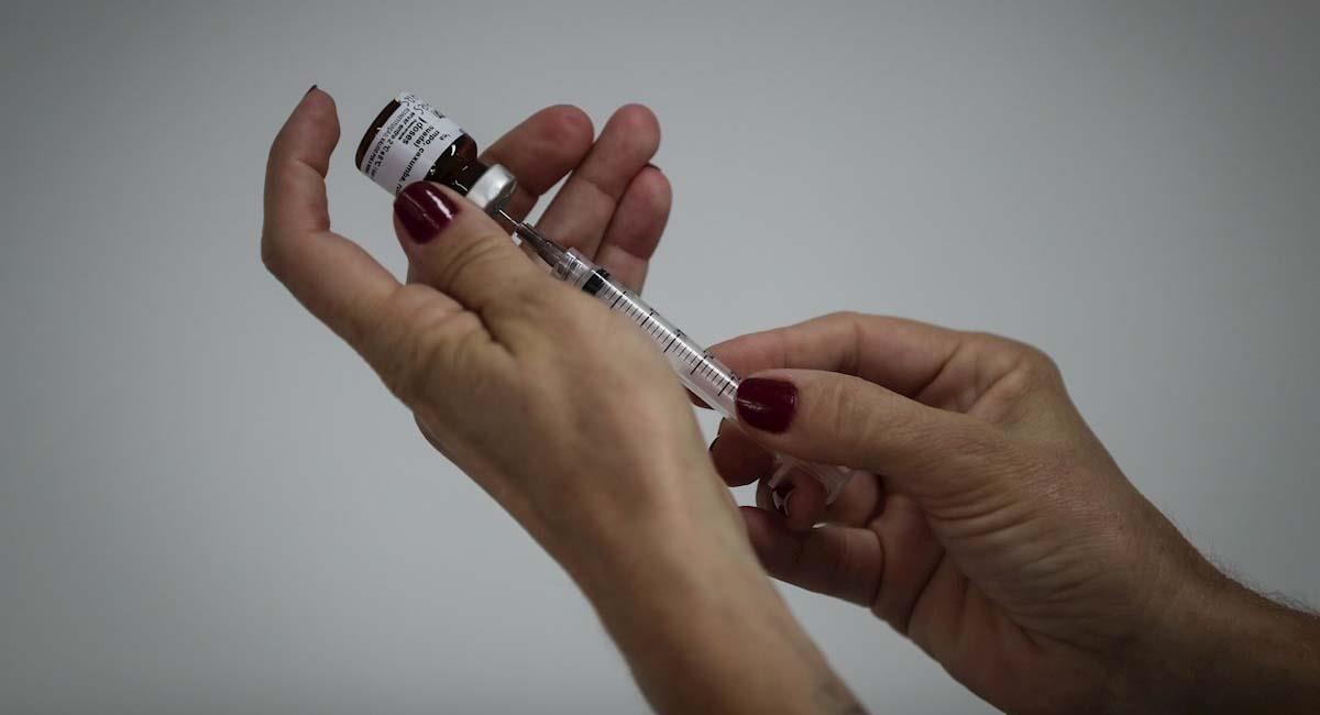 Se espera que la vacuna se masifique en Colombia a mediados de 2021. Foto: EFE
