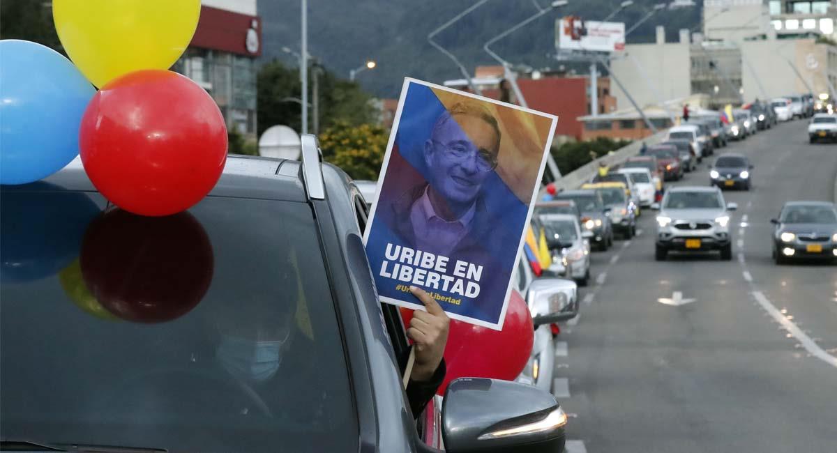 Caravana pide la libertad de Álvaro Uribe, en el norte de Bogotá. Foto: EFE