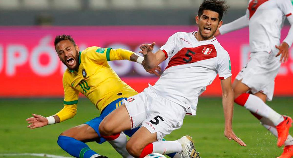 Carlos Zambrano de Perú, disputa un balón con Neymar en el partido de Clasificatorias al Mundial Qatar 2022. Foto: EFE