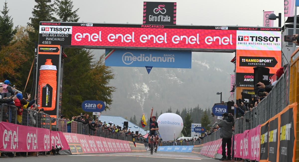 Tao Geoghegan Hart gana la etapa 15 del Giro de Italia. Foto: Twitter Prensa redes Giro de Italia.