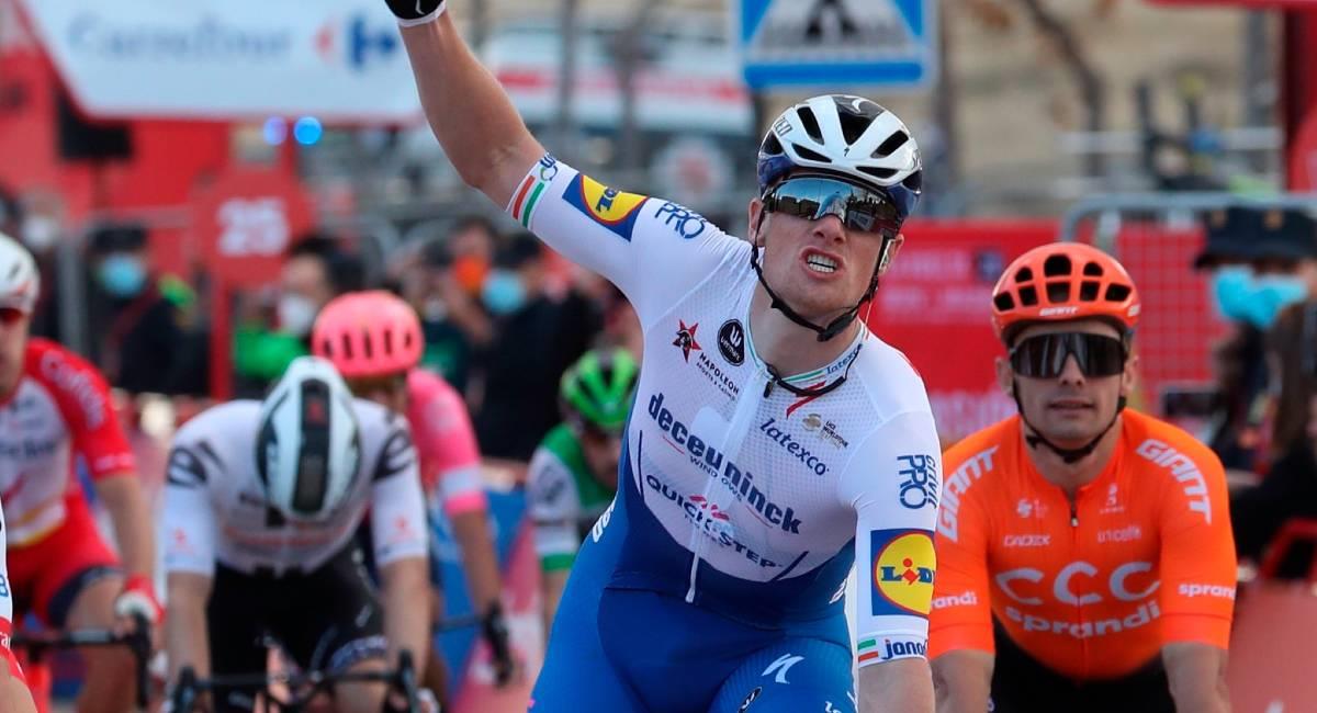 Sam Bennett se lleva la cuarta etapa de La Vuelta. Foto: EFE