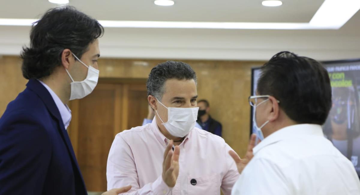 El ministro de Salud, el Gobernador de Antioquia y el Alcalde de Medellín. Foto: Twitter @MinSaludCol