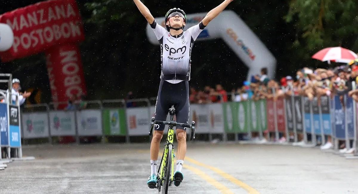 Duvian Galvis celebra su victoria en la Vuelta de la Juventud. Foto: Prensa Fedeciclismo