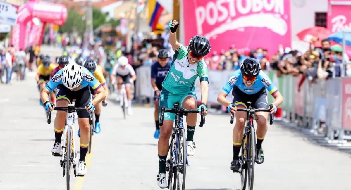 Lorena Colmenares celebra el triunfo en la primera etapa de la Vuelta a Colombia. Foto: Prensa Fedeciclismo