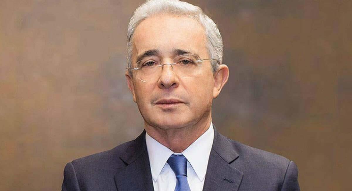 Álvaro Uribe, expresidente de Colombia (2002-2010). Foto: Twitter / @RonanTori