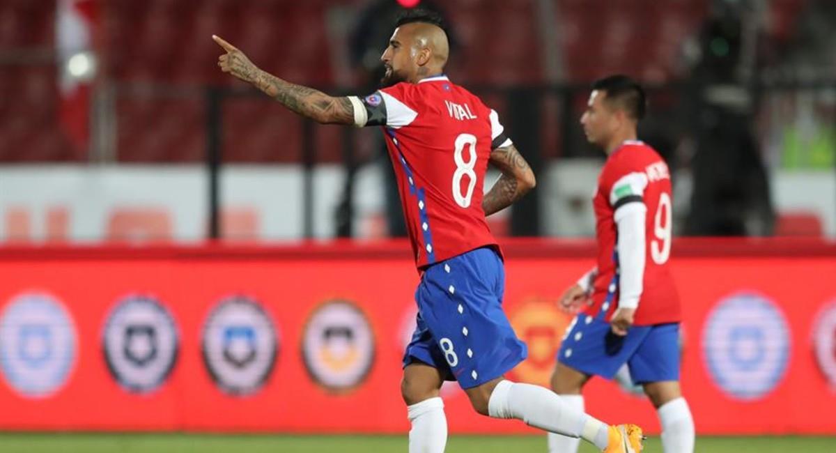 Arturo Vidal celebra uno de los goles que anotó ante Perú. Foto: EFE