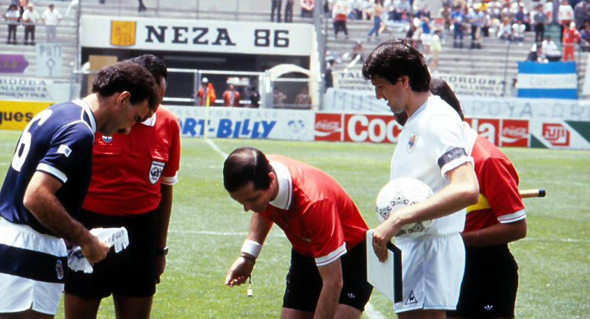 Escena del previo al partido durante el mundial de fútbol entre Uruguay y Escocia en México 1986. Foto: Facebook Asociación Uruguaya de Fútbol