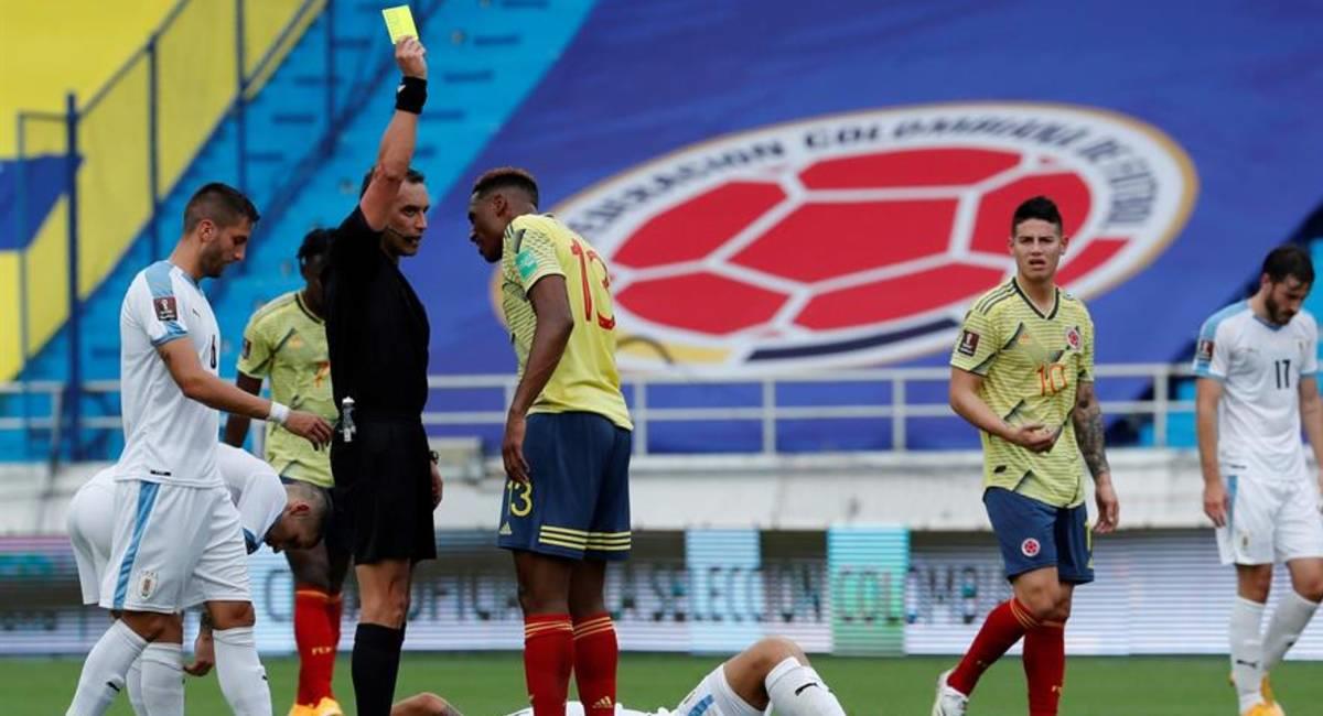 Yerry Mina recibe la amarilla ante Uruguay. Foto: EFE