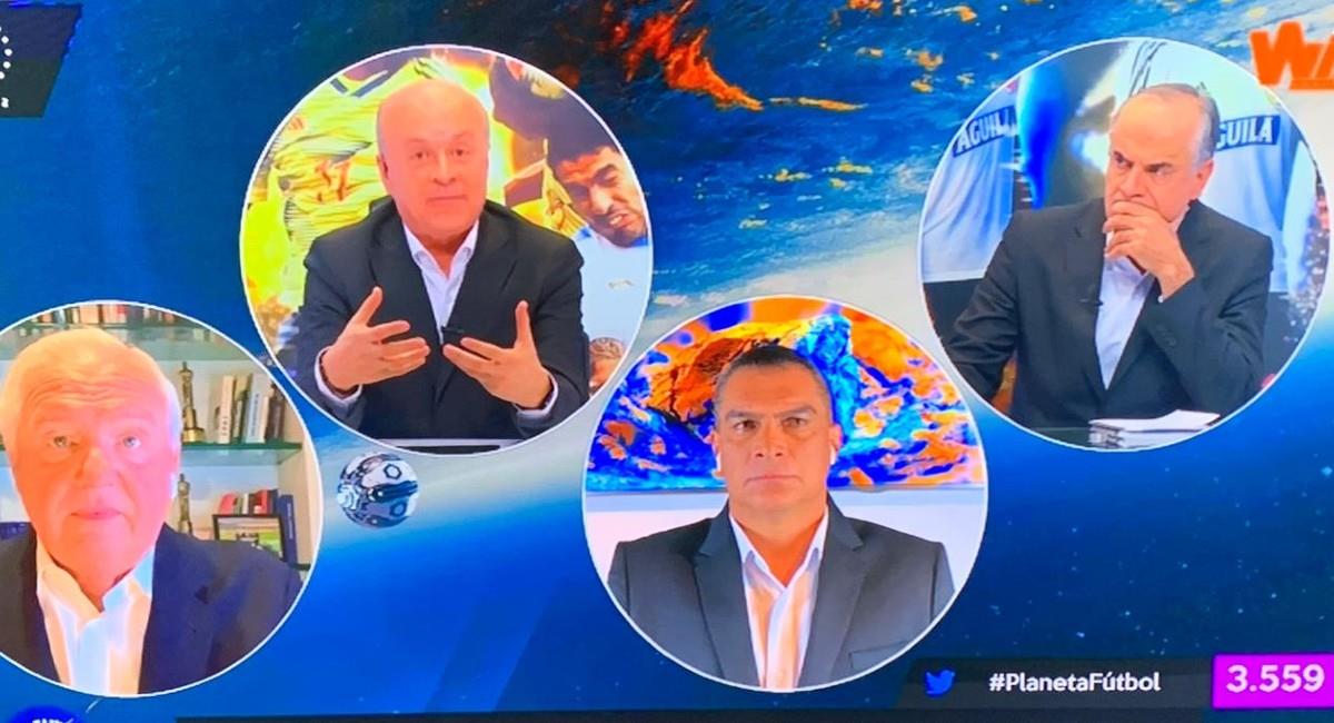 Carlos Antonio Vélez junto a los panelistas de Planeta Fútbol. Foto: Twitter @WinSportsTV