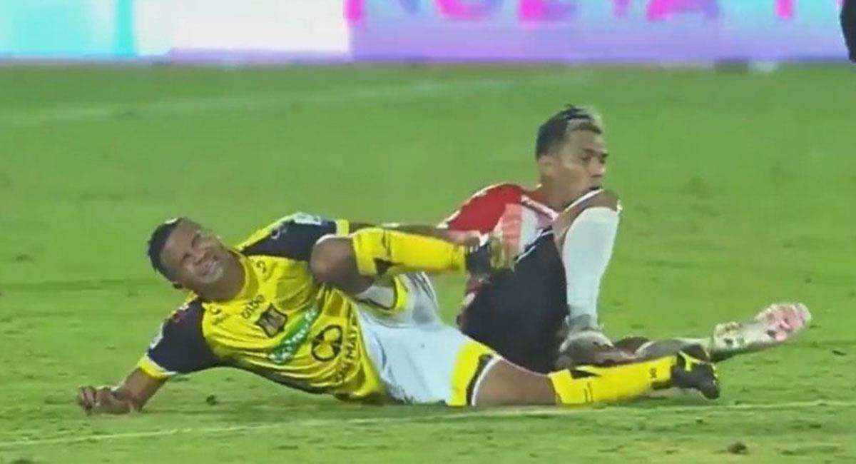 Macnelly Torres salió lesionado tras la dura entrada de Teófilo Gutiérrez. Foto: Twitter Captura de pantalla @WinSportsTV