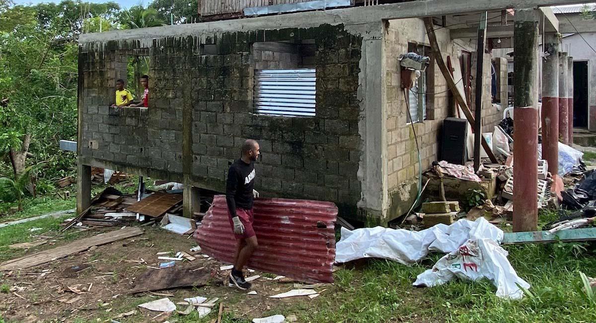 Un hombre recupera materiales de una casa afectada por el paso del huracán Iota. Foto: EFE