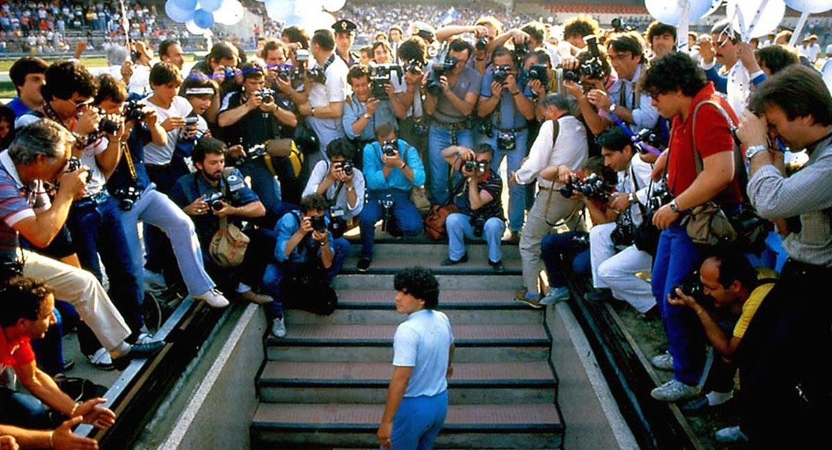Diego Maradona fue presentado en julio de 1984 en el estadio San Paolo como nuevo jugador del Napoli. Foto: Twitter @McMimar
