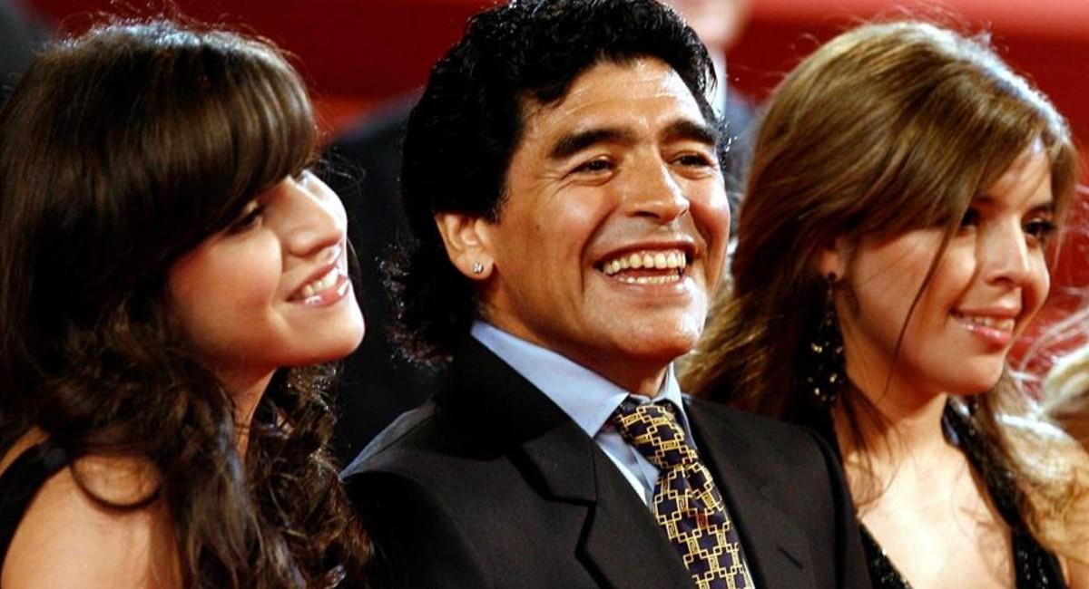 Maradona junto a sus hijas Dalma (D) y Giannina (I). Foto: EFE