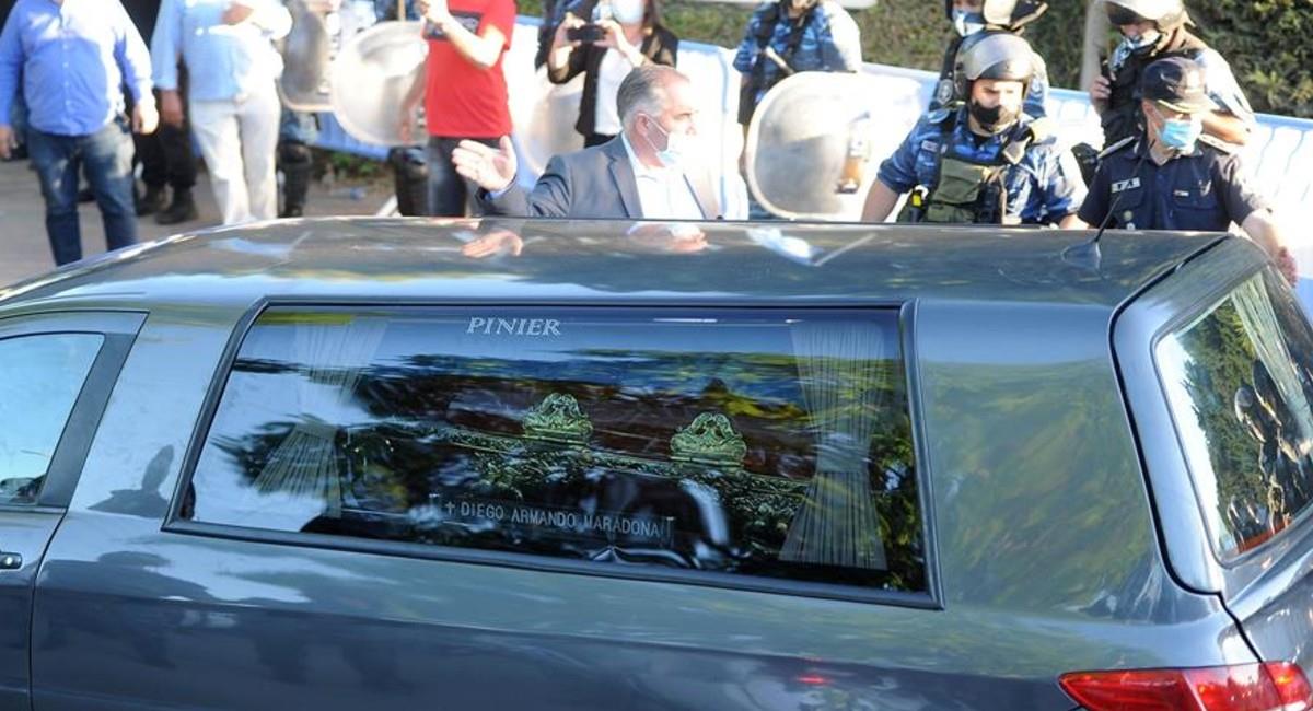El carro fúnebre que llevaba el cuerpo de Maradona al cementerio Jardines de Bella Vista. Foto: EFE