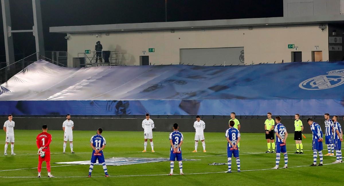 La camiseta gigante en la mitad del campo de juego, el homenaje de Real Madrid a Maradona. Foto: EFE
