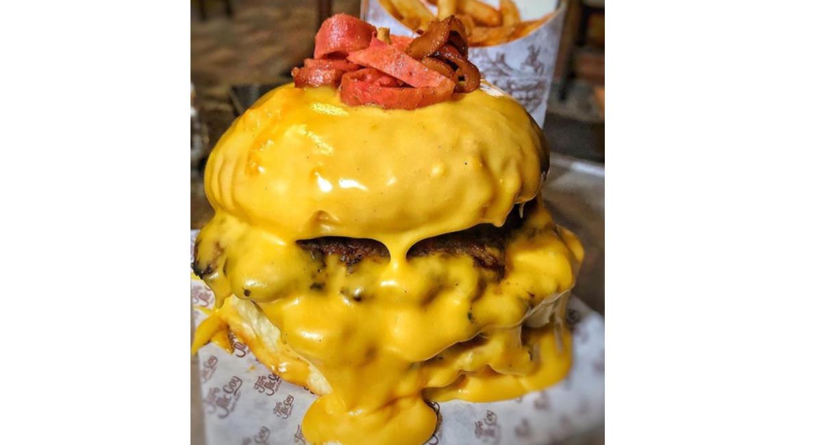 El baño de oro que se le da a la hamburguesa es comestible. Foto: Instagram @ToroMcoy