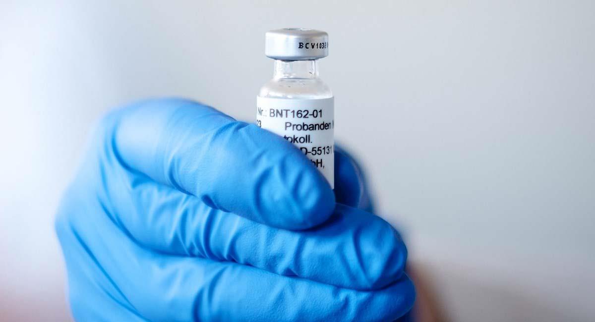 Una ampolla de la vacuna de la covid-19 de Pfizer/BioNTech. Foto: EFE