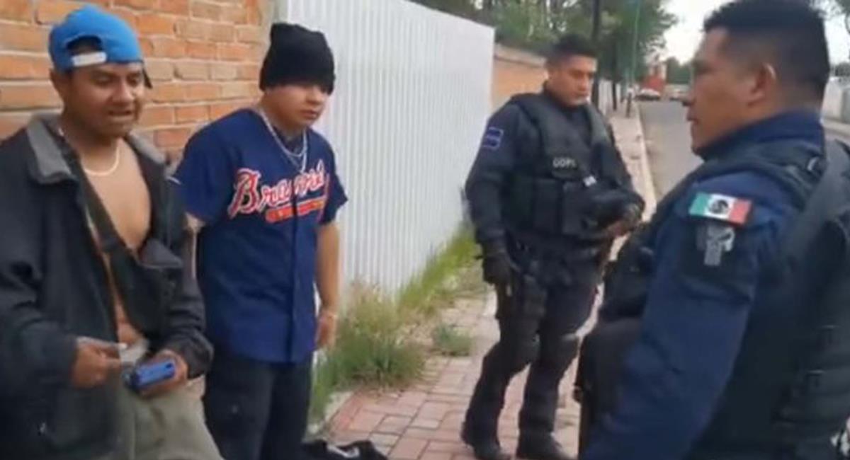 Con una improvisación, jóvenes raperos mexicanos lograron convencer a la policía de no detenerlos. Foto: Twitter @YahooNoticias