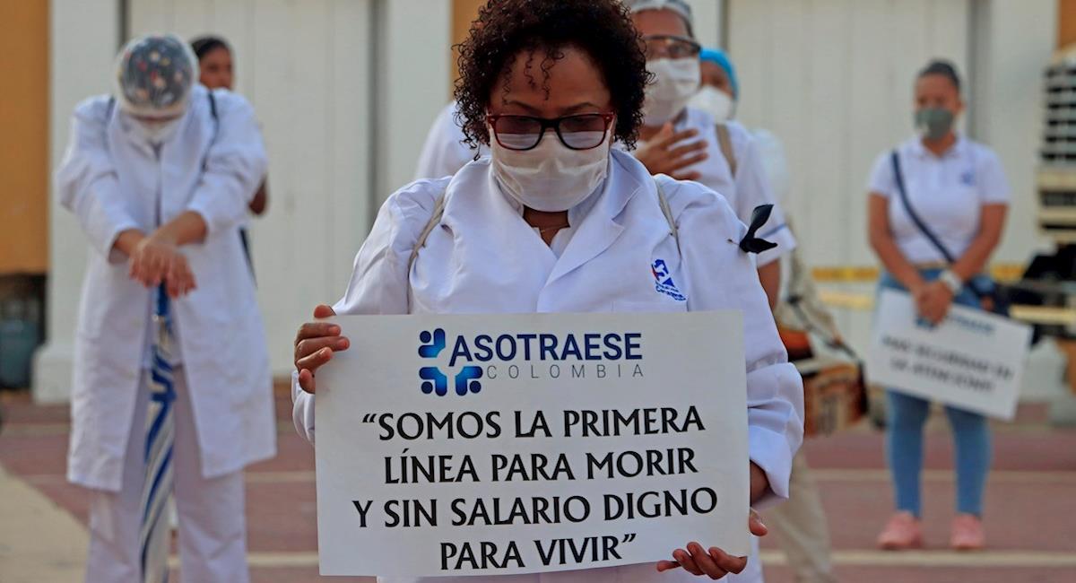 Médicos aseguran que no reciben un salario y tratos dignos teniendo en cuenta el trabajo que desempeñan en la pandemia. Foto: EFE