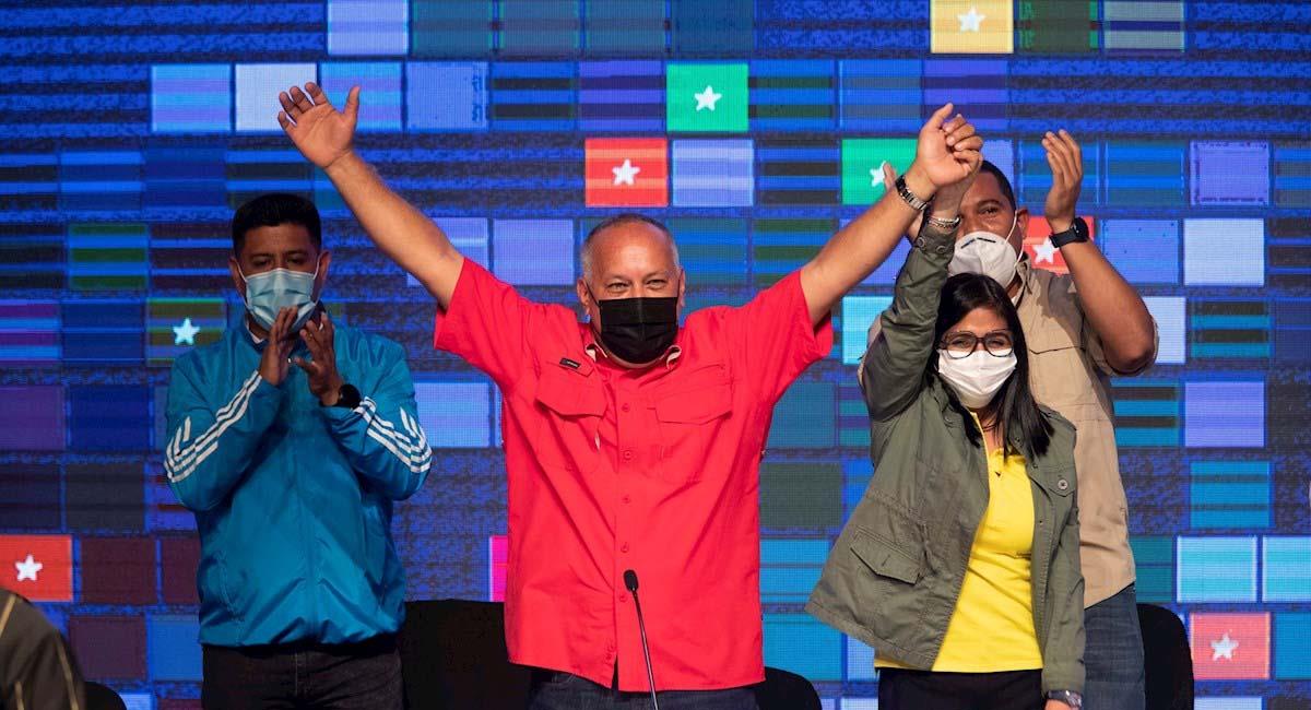Los líderes chavistas, Diosdado Cabello (c) y Delcy Rodríguez (d) celebran el triunfo en Venezuela. Foto: EFE