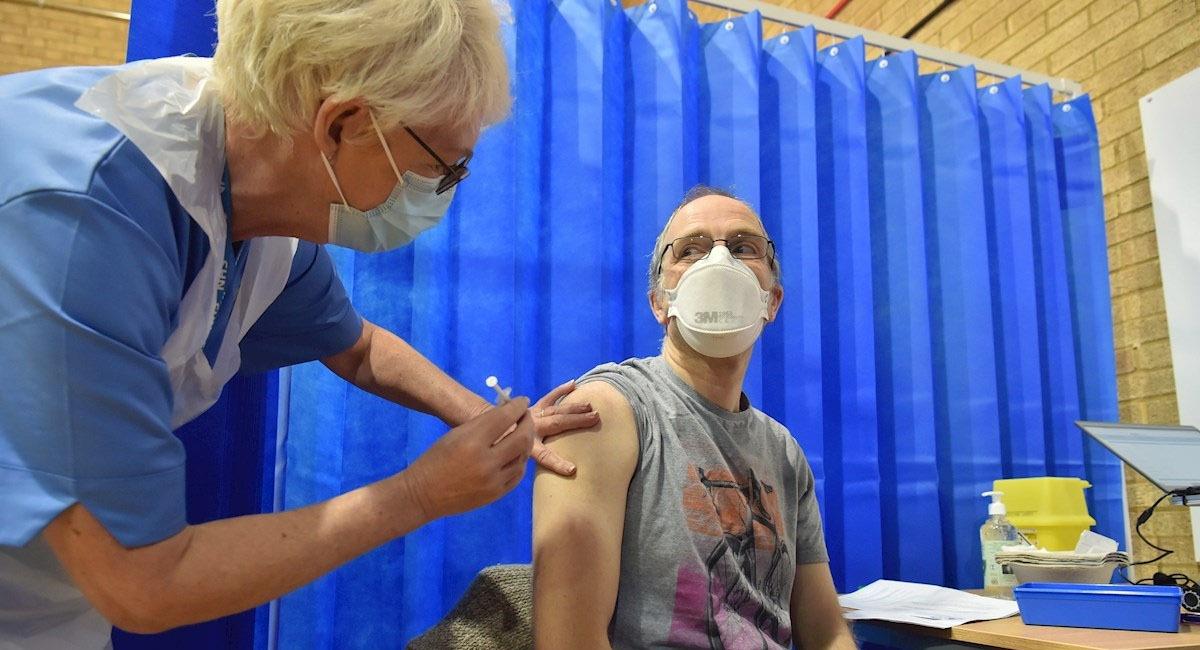 David Farrell, paciente de 51 años, recibe una de las dos vacunas de Pfizer. Foto: EFE