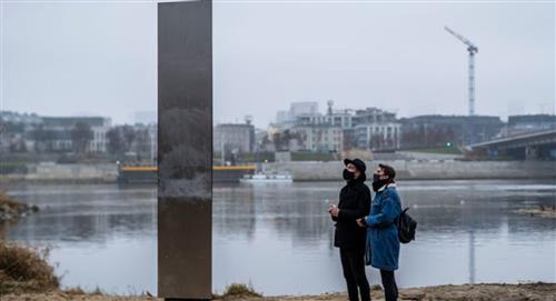 Nuevo monolito metálico apareció a orillas de un río Polonia 
